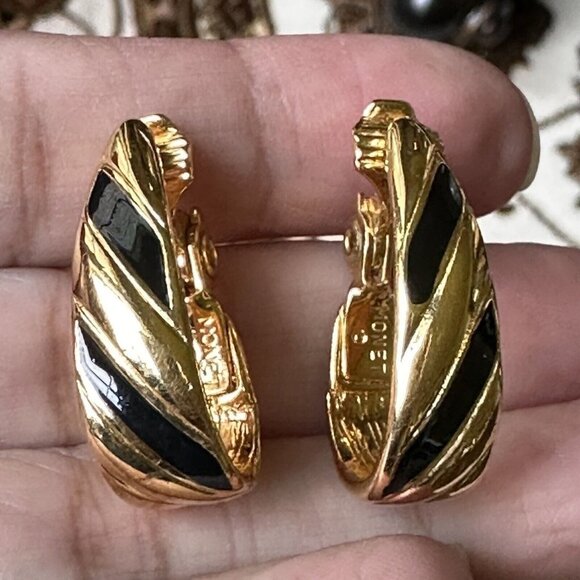 VTG Monet Clip Earrings 1" Gold Tone Black Enamel Striped Diagonal Retro Signed - Picture 1 of 7